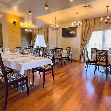 Hotel Tolea Targoviste Bagian luar foto