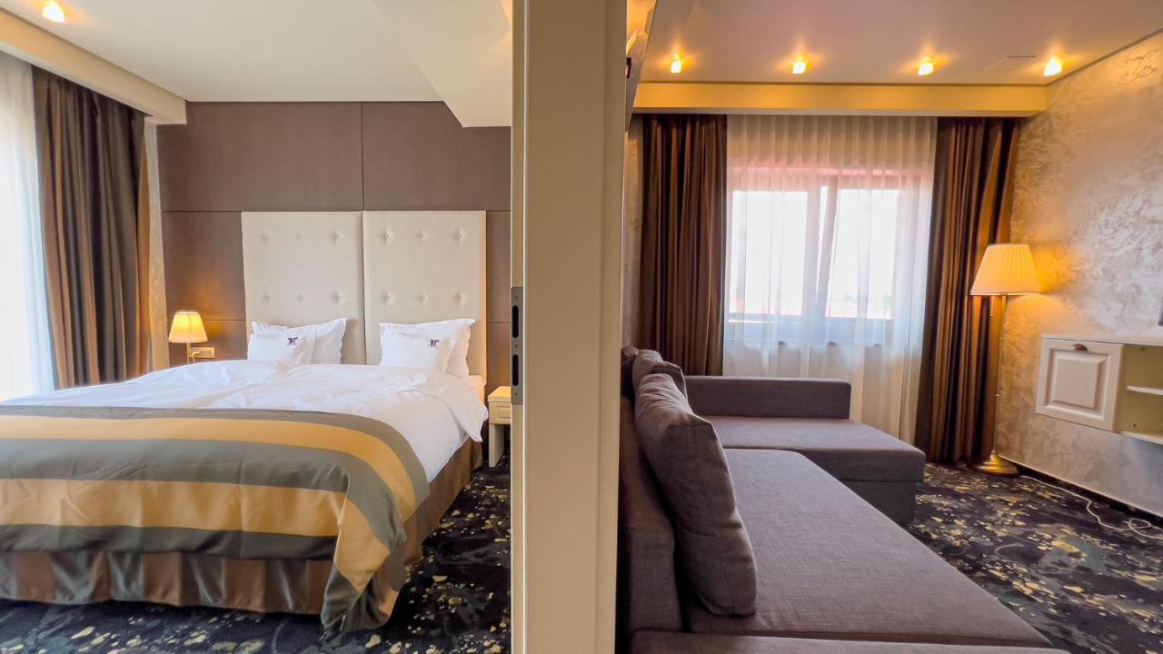 Hotel Tolea Targoviste Bagian luar foto