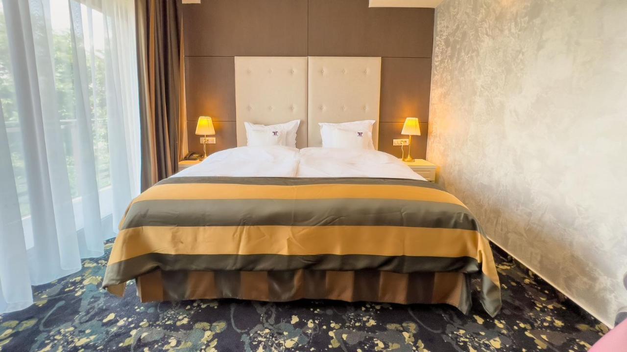 Hotel Tolea Targoviste Bagian luar foto