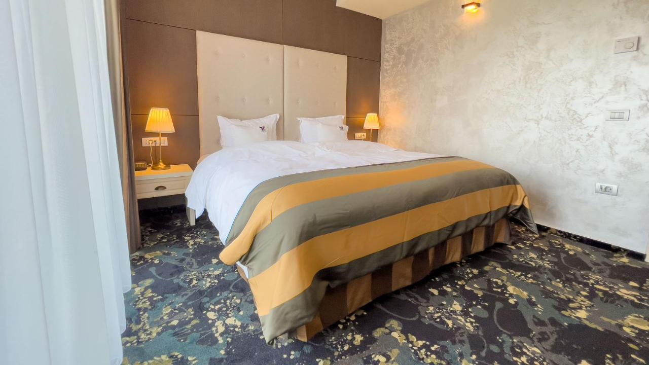 Hotel Tolea Targoviste Bagian luar foto