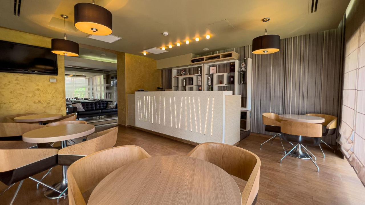 Hotel Tolea Targoviste Bagian luar foto