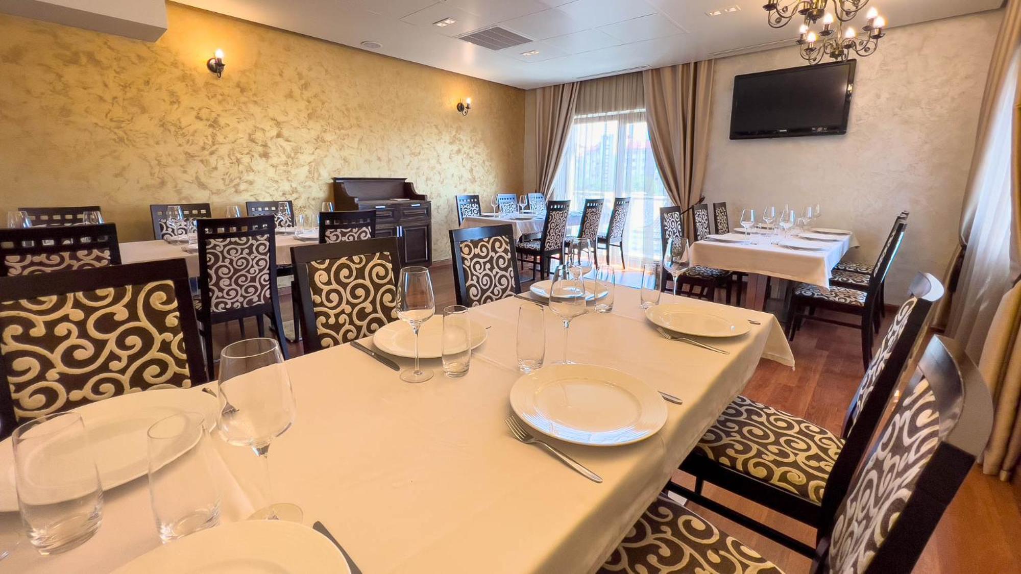 Hotel Tolea Targoviste Bagian luar foto
