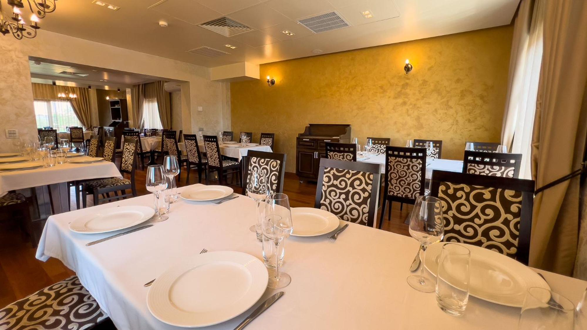 Hotel Tolea Targoviste Bagian luar foto