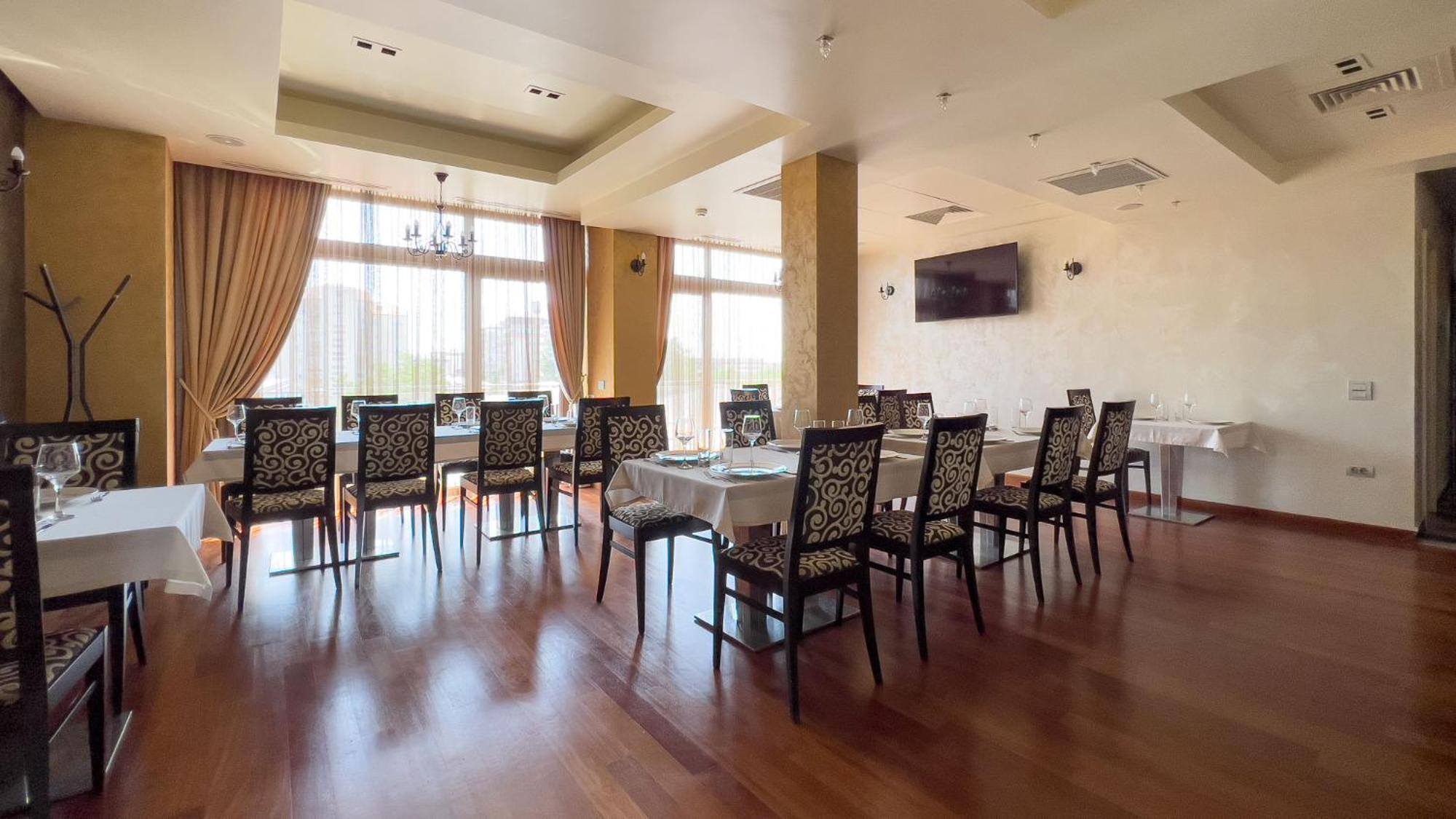 Hotel Tolea Targoviste Bagian luar foto