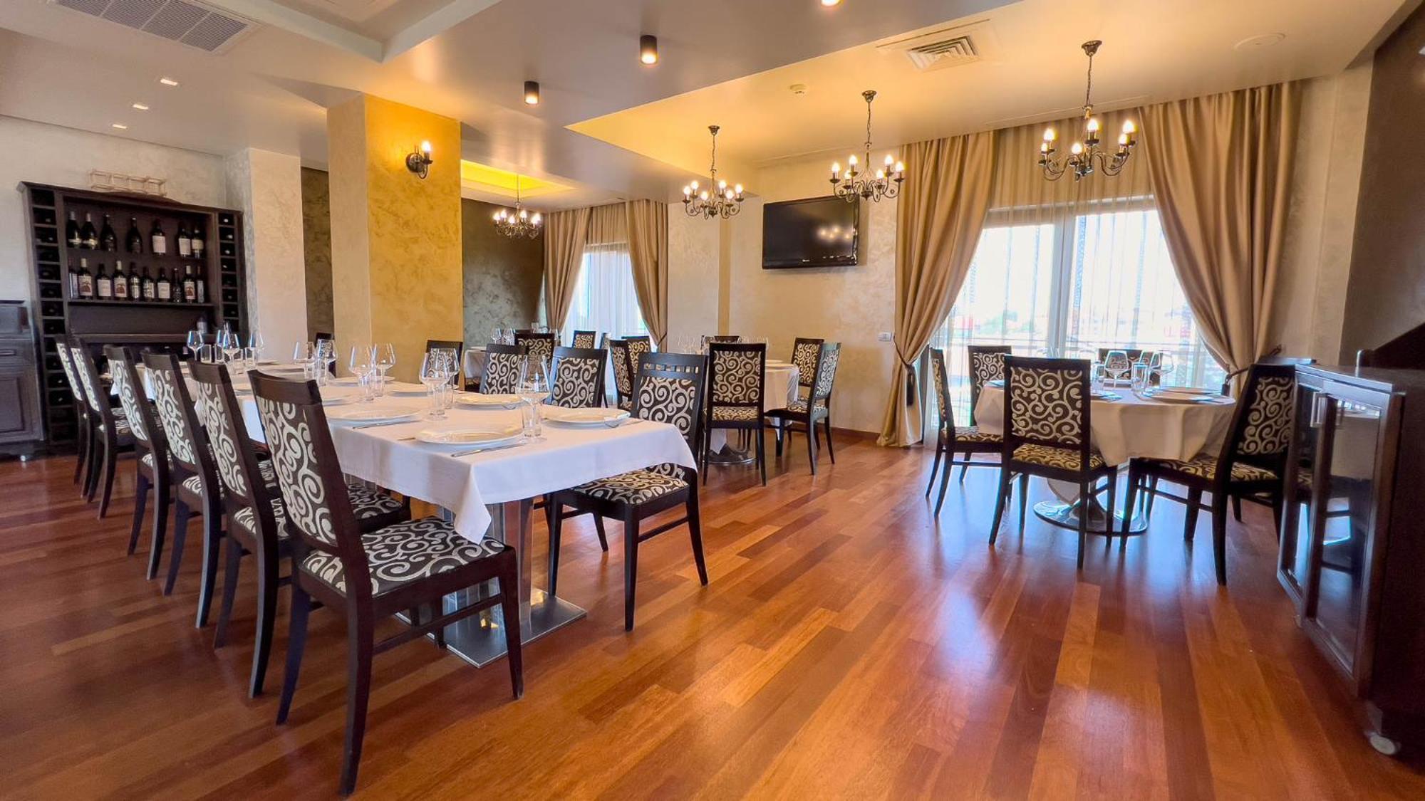 Hotel Tolea Targoviste Bagian luar foto