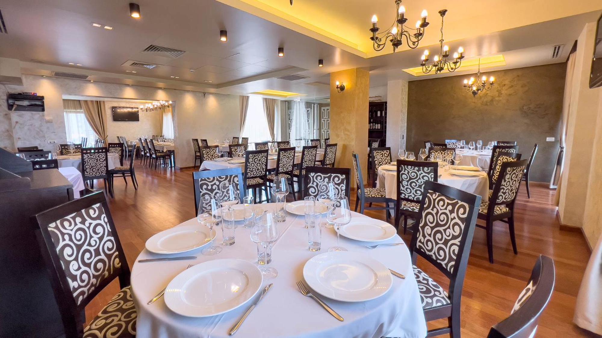 Hotel Tolea Targoviste Bagian luar foto