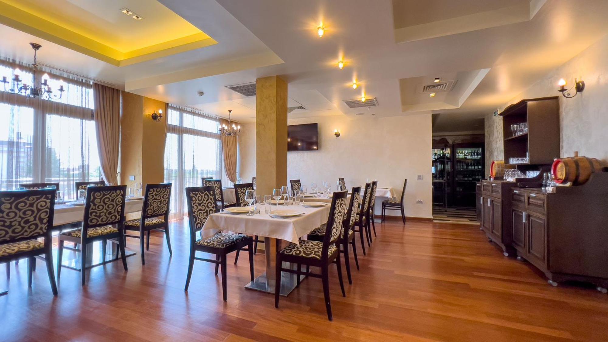 Hotel Tolea Targoviste Bagian luar foto