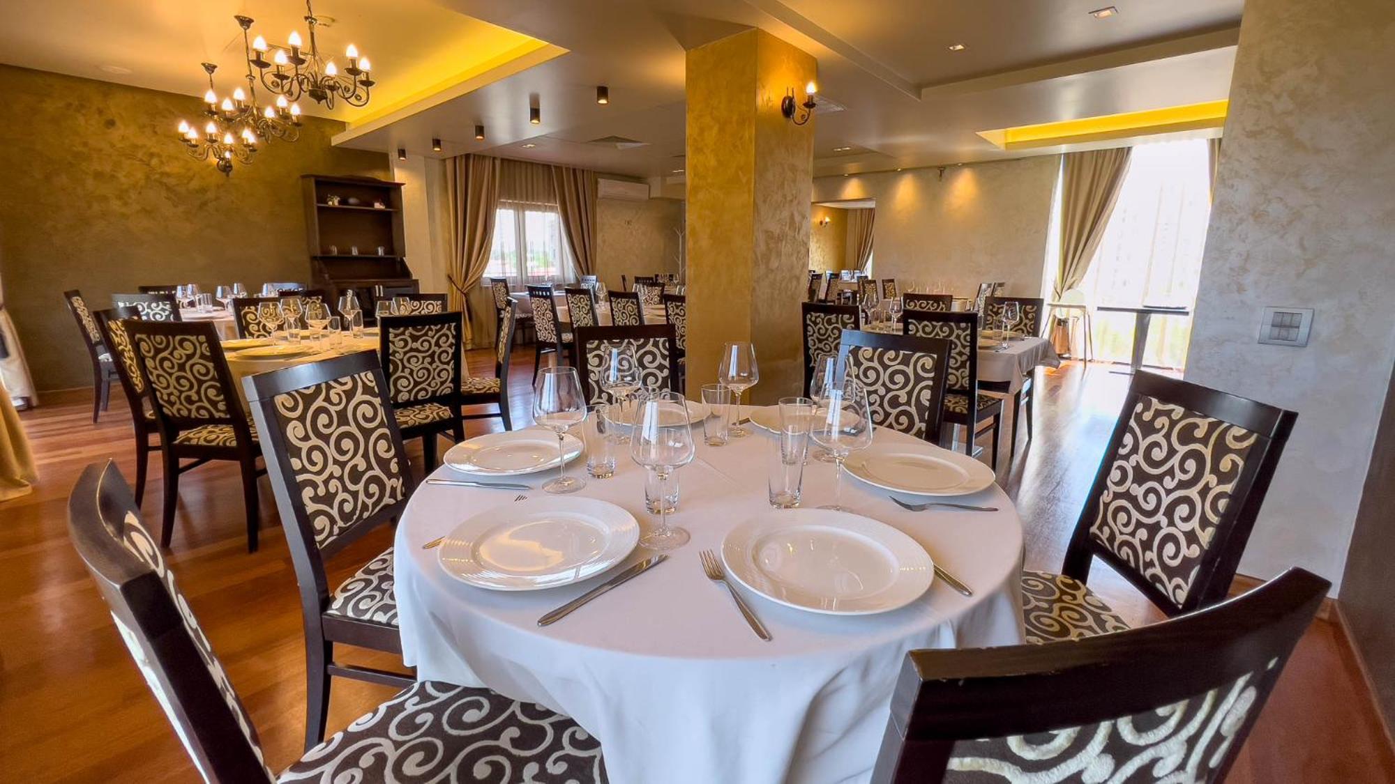 Hotel Tolea Targoviste Bagian luar foto
