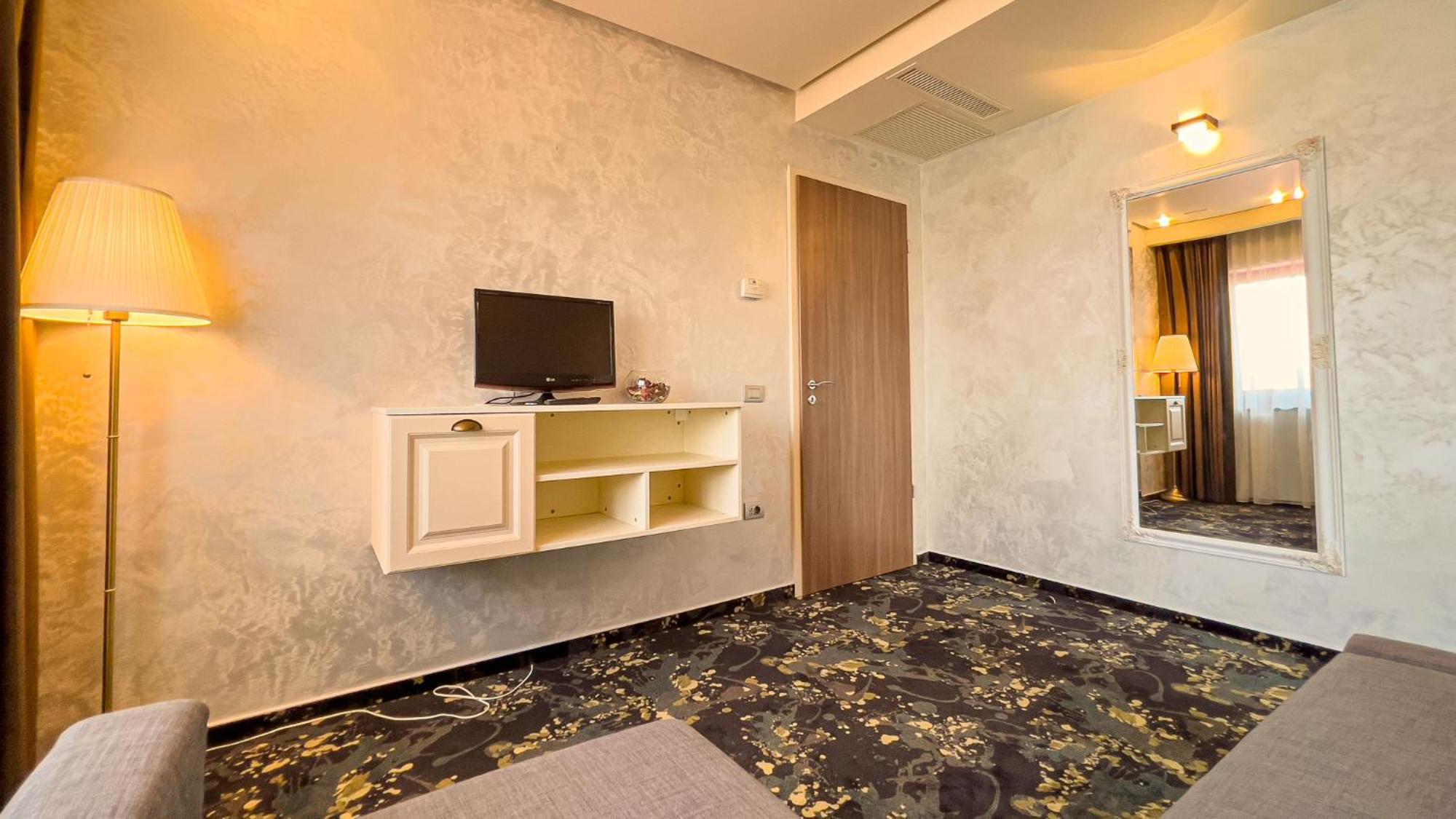 Hotel Tolea Targoviste Bagian luar foto