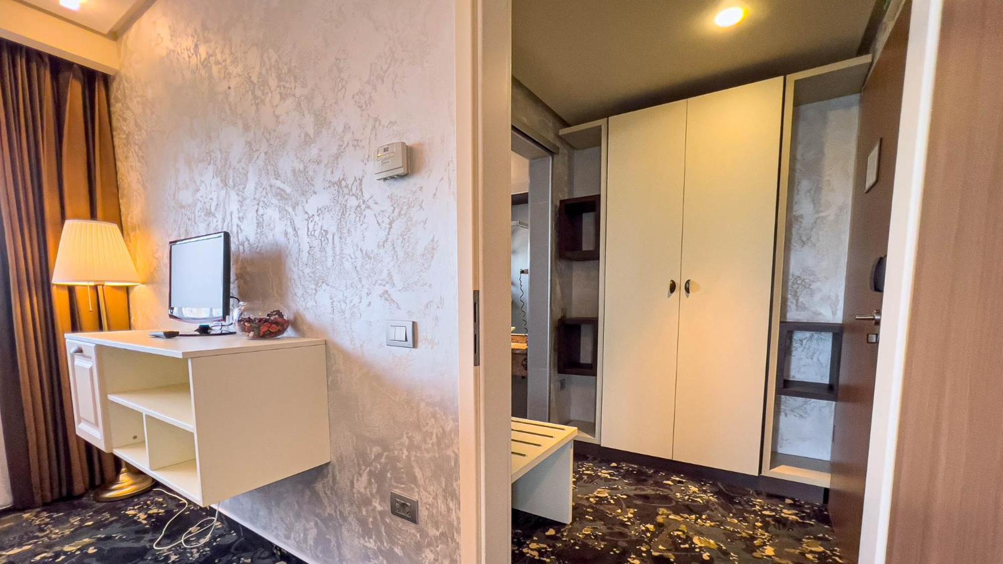 Hotel Tolea Targoviste Bagian luar foto
