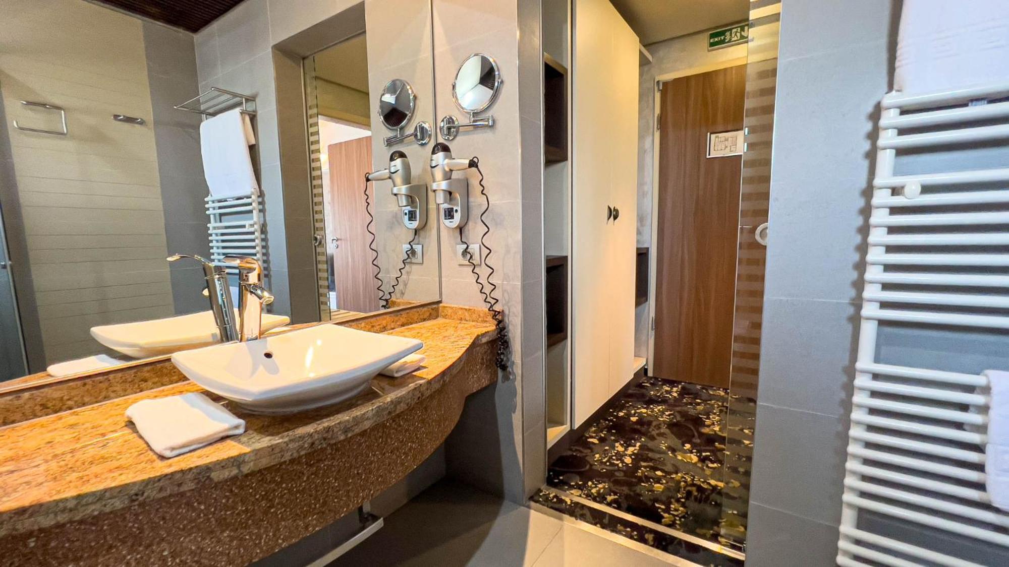 Hotel Tolea Targoviste Bagian luar foto
