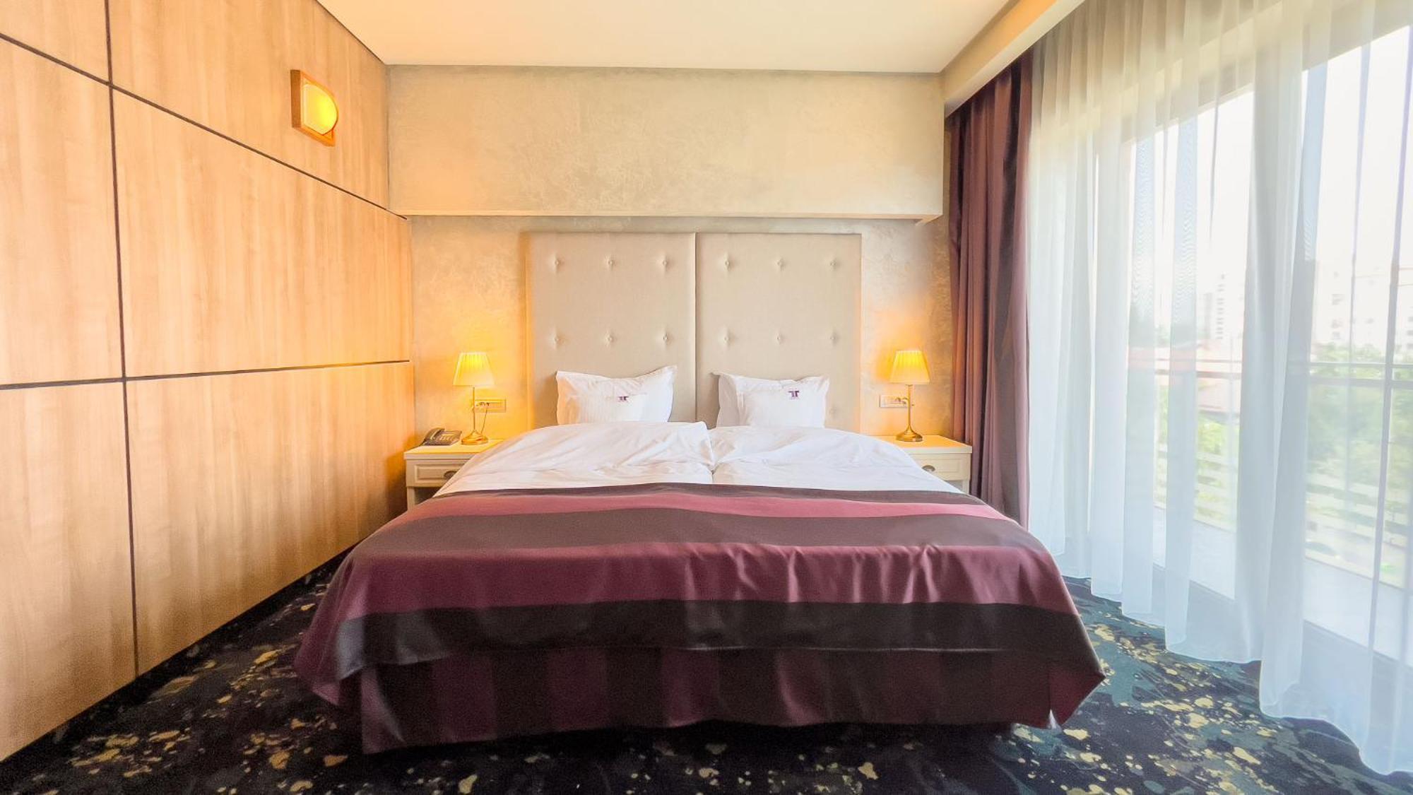 Hotel Tolea Targoviste Bagian luar foto