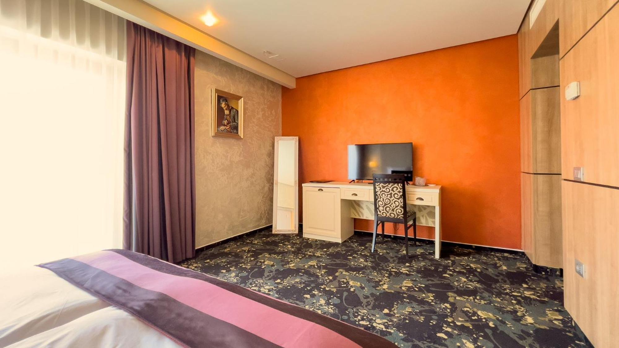 Hotel Tolea Targoviste Bagian luar foto