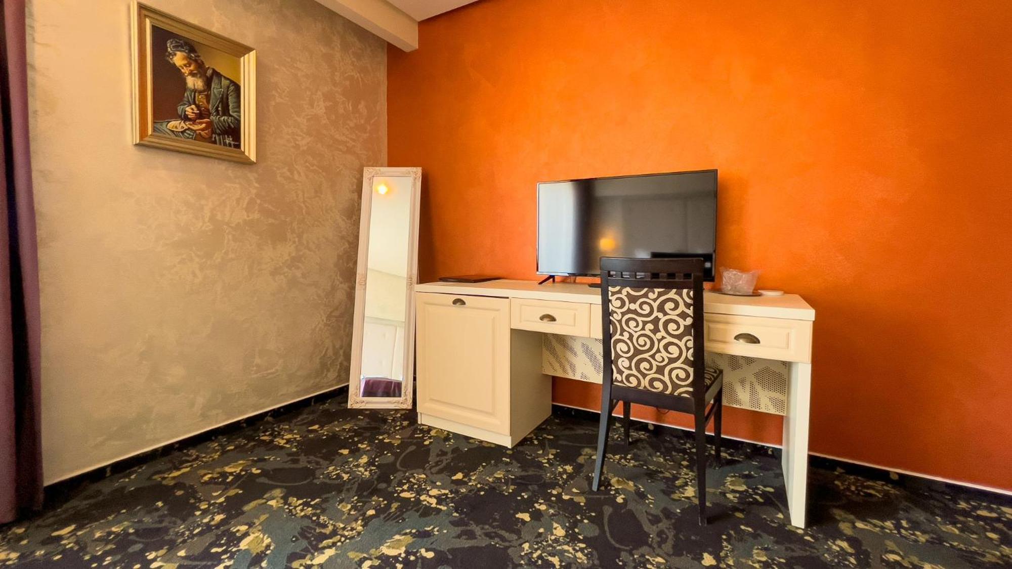 Hotel Tolea Targoviste Bagian luar foto