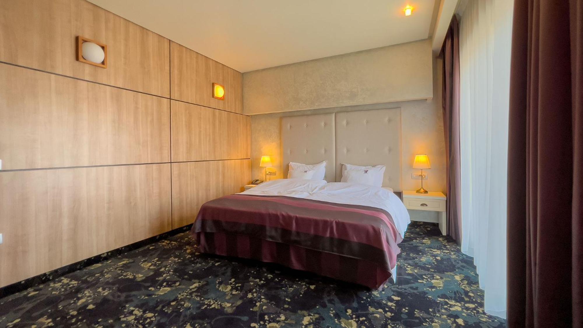 Hotel Tolea Targoviste Bagian luar foto